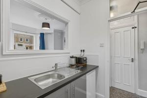 Una cocina o kitchenette en Lowestoft Seaside Escape by Eason Stays, Free Parking next to Sea Front 108 fotos más