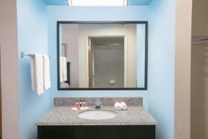 Un baño de CASH REWARDS INN & SUITEs