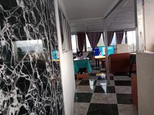 ein Büro mit einem schwarz-weiß karierten Boden in der Unterkunft Habitaciones Clásica en lo mejor de SS city in San Salvador