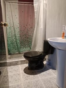 ein Badezimmer mit Toilette, Dusche und Waschbecken in der Unterkunft Habitaciones Clásica en lo mejor de SS city in San Salvador