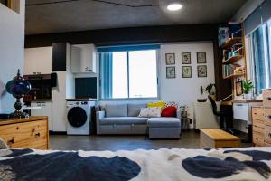 un petit salon avec un canapé dans l'établissement The Alexa tiny apartment city view for 3 guests, à San Juan
