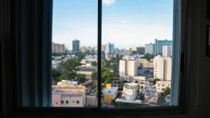 une fenêtre avec vue sur la ville dans l'établissement The Alexa tiny apartment city view for 3 guests, à San Juan