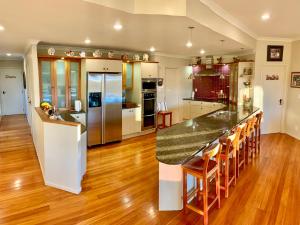 Η κουζίνα ή μικρή κουζίνα στο Peaceful Farm Stay Near Auckland with Spa Pool +23 φωτογραφίες