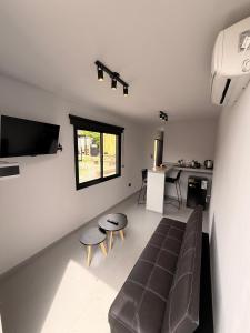 ein Wohnzimmer mit Sofa und Fernseher in der Unterkunft BoxPoint MotoResort in Cordoba