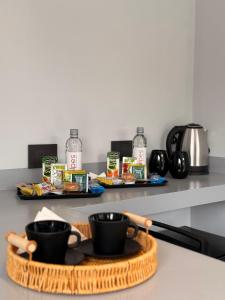 a counter with two cups and a tray of food at BoxPoint MotoResort in Córdoba