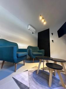 科尔多瓦BoxPoint MotoResort的配有蓝色桌椅的候诊室