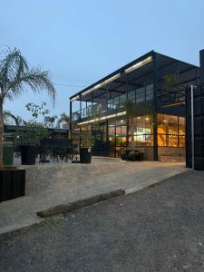 ein großes Gebäude mit vielen Fenstern in der Unterkunft BoxPoint MotoResort in Cordoba