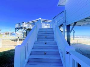 Fotografie z fotogalerie ubytování Stylish Wave Watcher - Direct Oceanview Near Jetty v destinaci Surfside Beach + 38 fotografií