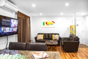 Μια τηλεόραση ή/και κέντρο ψυχαγωγίας στο Big Luxury 2 Bedroom Condo, Free Parking, Near Downtown, King size Bed