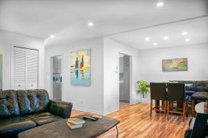 Χώρος καθιστικού στο Big Luxury 2 Bedroom Condo, Free Parking, Near Downtown, King size Bed