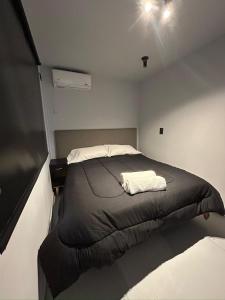 ein Schlafzimmer mit einem großen Bett in einem Zimmer in der Unterkunft BoxPoint MotoResort in Cordoba