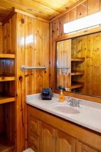 une salle de bain avec un lavabo et un miroir dans l'établissement Fern River Resort, à Felton 225 autres photos