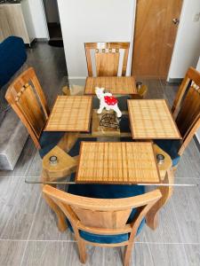 une table avec quatre chaises et une vache en jouet dessus dans l'établissement Loft Vacaciional, à Ricaurte