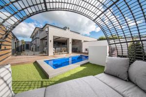 Πισίνα στο ή κοντά στο The Peninsula Pearl - Luxe by the Bay with Heated Pool