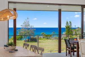 Un comedor con vista al mar en 13 Jordan, en Bonny Hills