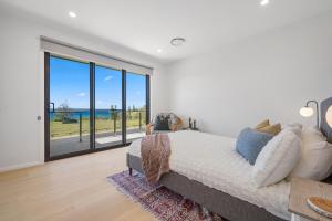 Un dormitorio con una cama y vista al mar. en 13 Jordan, en Bonny Hills