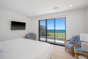 Un dormitorio con una cama y vista al mar. en 13 Jordan, en Bonny Hills