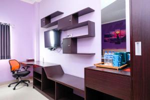 ein Büro mit einem Schreibtisch und einem Stuhl in einem Zimmer in der Unterkunft RedDoorz @ myRoom UMY in Yogyakarta + 70 Fotos