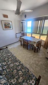 een woonkamer met een tafel en een tapijt bij Miramar Vista al Mar in Miramar