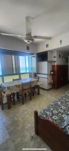 een kamer met tafels en banken in een kamer bij Miramar Vista al Mar in Miramar