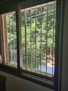 a window with a view of a yard at Quarto próximo Consulado Americano e metrô Borba Gato in São Paulo