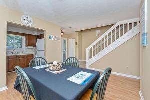 Kuchyň nebo kuchyňský kout v ubytování 3 min walk to beach, 2 person hot tub, 1 mile drive to airport