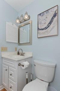 Koupelna v ubytování 3 min walk to beach, 2 person hot tub, 1 mile drive to airport + 56 fotografií