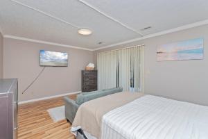 TV a/nebo společenská místnost v ubytování 3 min walk to beach, 2 person hot tub, 1 mile drive to airport