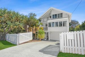 een wit hek voor een wit huis bij The Whitewater House, Peregian Beach in Peregian Beach +8 foto's