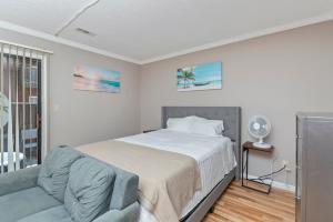 Postel nebo postele na pokoji v ubytování 3 min walk to beach, 2 person hot tub, 1 mile drive to airport