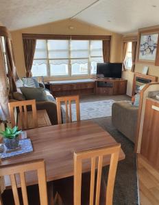 een woonkamer met een tafel en een bank bij 3 bedroom in Rhyl