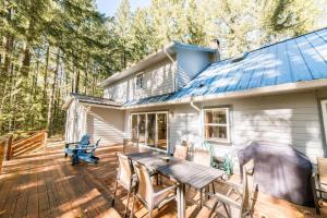 Un patio con una mesa y sillas en una terraza. en Stay Portland - Relaxing River Retreat, en Rhododendron