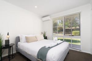 Una cama o camas en una habitación de Stylish 3Bedroom Escape in South Canberra - Hosted by Canstay