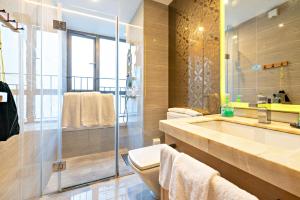 Ένα μπάνιο στο Kaifeisi International Hotel Apartment