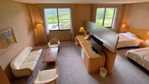 une chambre avec un lit et un grand piano dans l'établissement Zuien Country Club Century Fuji Course, à Manzawa