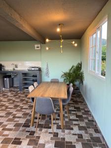 een eetkamer met een houten tafel en stoelen bij Posada ontimeview in Providencia