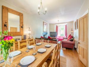 - une salle à manger et un salon avec une table en bois dans l'établissement Cartref, à Capel-Curig