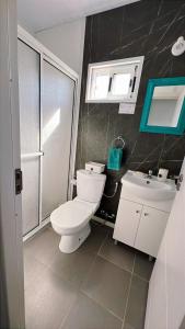 Un baño con un inodoro blanco y un lavabo. en Saint Saus - Casa en Sauce de Portezuelo, Maldonado, en Maldonado 24 fotos más