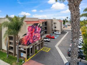 Una vista aérea de un hotel con estacionamiento. en Hotel Milagro, en Chula Vista
