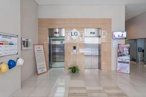 Vstupní hala nebo recepce v ubytování RedLiving Apartemen Mekarwangi Square - Agus 3 Tower A + 26 fotografií