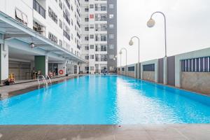 Bazén v ubytování RedLiving Apartemen Mekarwangi Square - Agus 3 Tower A nebo v jeho okolí