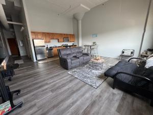Una sala de estar con un sofá y sillas y una cocina. en Spacious Condo Minutes to Cedar Point, en Sandusky