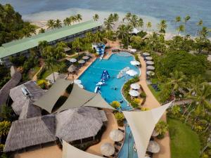 La pileta dentro o cerca de Outrigger Fiji Beach Resort