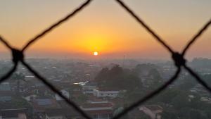 Solopgangen eller solnedgangen set fra lejligheden