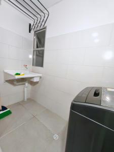 a bathroom with a sink and a washing machine at Portobelho in Cúcuta