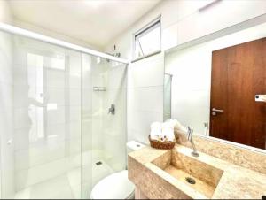 ein Badezimmer mit Waschbecken, Toilette und Dusche in der Unterkunft Suites da Manu in Morro de São Paulo