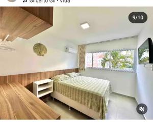 ein Schlafzimmer mit einem Bett und einem Fenster in der Unterkunft Suites da Manu in Morro de São Paulo