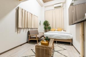 a small room with a bed and a table at リトリートコートキャナルシティ in Fukuoka