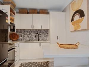 Η κουζίνα ή μικρή κουζίνα στο Rest & Play the Batehaven Way