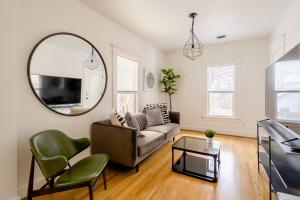 a living room with a couch and a mirror at Hipster Vibe Apartment - Food Carts & Live Music in Portland